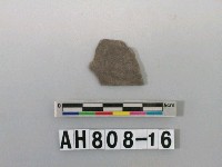 藏品(灰色夾砂陶片)的圖片